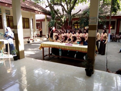 tim-merah-mengacungkan-bendera-tanda-akan-menjawab