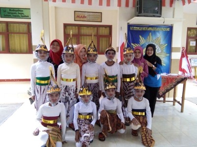 Anoman Cilik beserta Dewan Guru