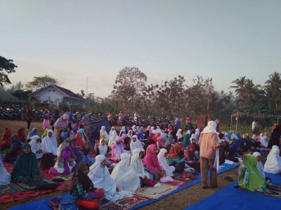sholat-idul-adha-di-lapangan-rowo-cangkring-diikuti-oleh-siswa-smpm-5
