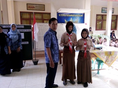 perwakilan-siswa-kelas-8-4-dan-8-1-mengambil-undian-lomba