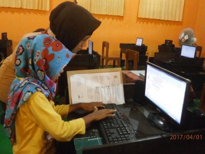 pengisian-data-melalui-komputer-oleh-bakal-calon-siswa-baru-inden-dibantu-siswi-smpm-5-slg