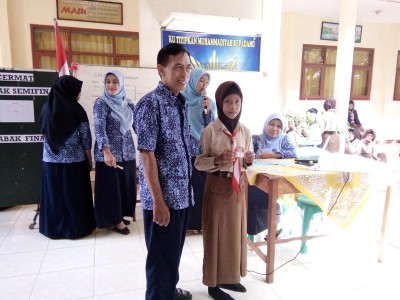 perwakilan-siswa-kelas-8-2-mengambil-undian-lomba