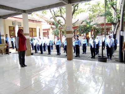 salah-satu-guru-melakukan-pembukaan-untuk-materi-baris-berbaris