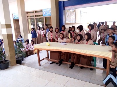 tim-kuning-mengacungkan-bendera-tanda-akan-menjawab