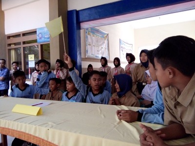 tim-kuning-mengacungkan-bendera-tanda-akan-menjawab