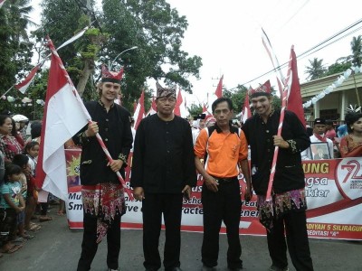 kepala-smpm-5-bersama-camat-siliragung-beserta-native-asal-jerman