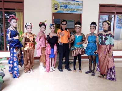 kepala-smpm-5-foto-bersama-peserta-batik-kreasi