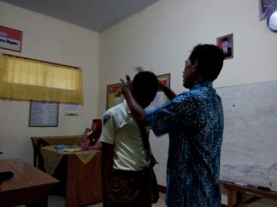 kepala-smpm-5-menata-rambut-siswa-dengan-lemah-lembut