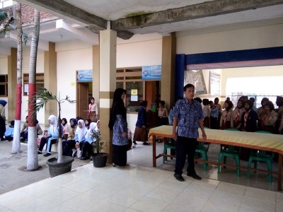 kepala-smpm-5-mengondisikan-siswa-sebelum-lcc-berlangsung