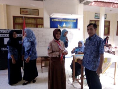 perwakilan-siswa-kelas-8-5-mengambil-undian-lomba