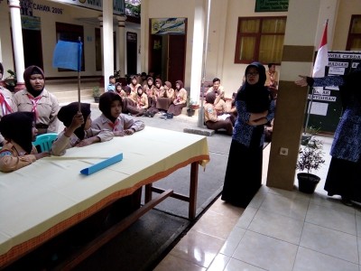 salah-satu-tim-berusaha-menjawab-pertanyaan