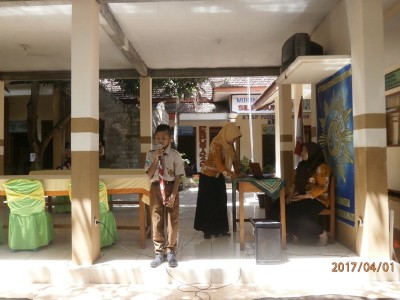 tartil-oleh-siswa--smpm-5-slg--dalam-menghibur-para-bakal-caalon-siswa-baru-inden-yang-datang