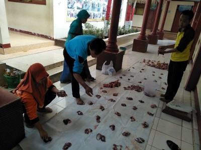 dewan-guru-beserta-kepala-smpm-5-saling-membantu-menata-daging-kurban