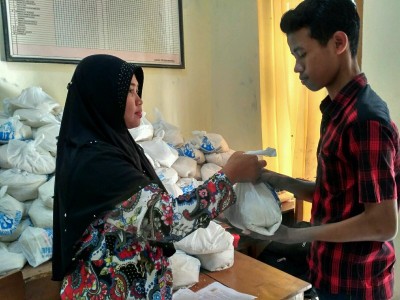 pembagian-zakat-smpm-5-slg-pada-siswa-yang-kurang-mampu
