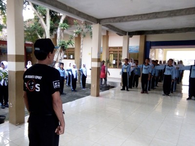 kepala-smpm-5-memandu-jalannya-baris-berbaris