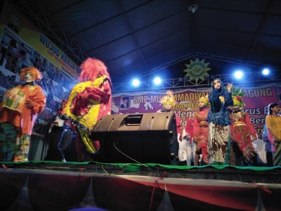 penyanyi-smpm-5-diiringi-oleh-pertunjukan-badut