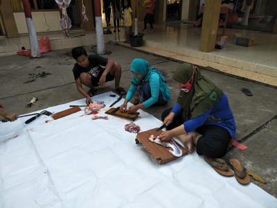 daging-kambing-yang-telah-dikuliti-siap-untuk-dipotongi-oleh-beberapa-guru
