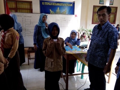 perwakilan-siswa-kelas-7-1-mengambil-undian-lomba