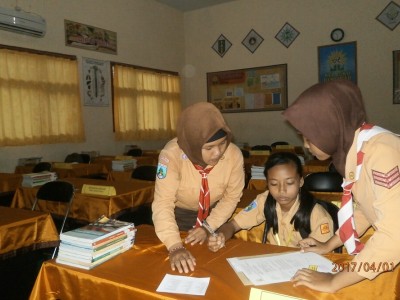 pengisian-formulir-daftar-ulang-dipandu-oleh-siswi-smpm-5-slg