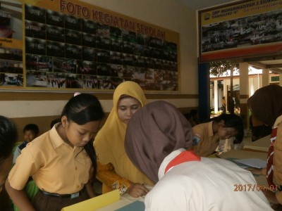 bakal-calon-siswa-baru-inden-mendaftar-didampingi-oleh-salah-satu-guru