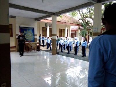 kepala-smpm-5-slg-menginstruksikan-untuk-lencang-kanan-dengan-benar