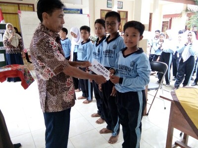 Kepala SMPM 5 menyerahkan hadiah pada juara 2 LCC