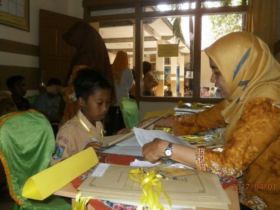 pengambilan-formulir-daftar-ulang-bakal-calon-siswa-baru-inden-oleh-wakasek