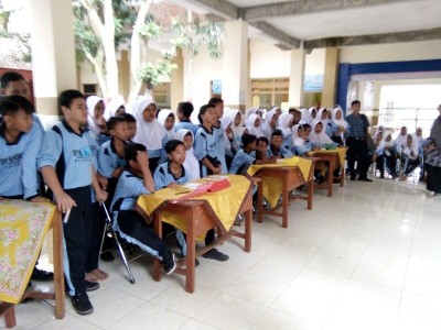 Kepala SMPM 5 mendampingi para peserta lomba