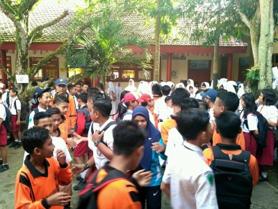 perkenalan-antara-siswa-baru-dan-kakak-kelas-8-dan-9