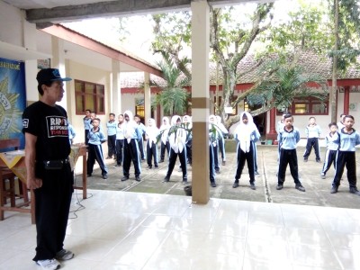peserta-didik-baru-mengikuti-instruksi-kepala-sekolah-untuk-posisi-istirahat