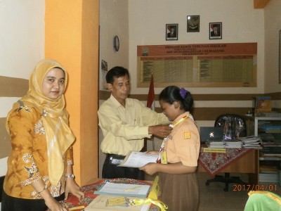 pemasangan-kartu-bakal-calon-siswa-baru-oleh-kepala-sekolah