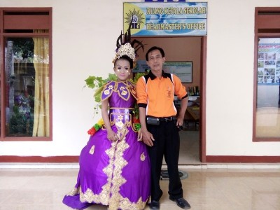 kepala-smpm-5-foto-bersama-ratu-kencana-wungu