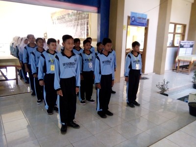 peserta didik baru mengikuti instruksi kepala sekolah untuk posisi siap