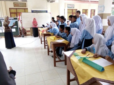 Para peserta mendengarkan soal yang dibacakan panitia