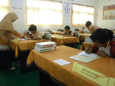 pengisian-formulir-daftar-ulang-dipandu-oleh-guru