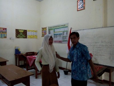 kepala-smpm-5-menata-jilbab-siswi