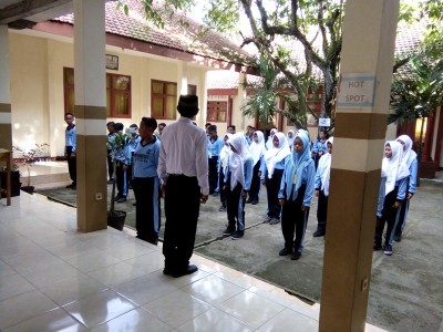 Kepala SMPM 5 Slg memberikan pengarahan tentang materi baris-berbaris