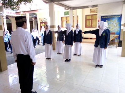 Siswa kelas 9 memberikan contoh cara lencang kanan yang baik dan benar