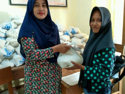 pembagian-zakat-smpm-5-slg-oleh-panitia