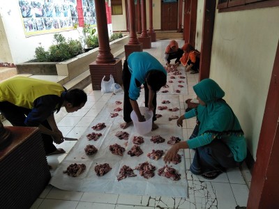 dewan-guru-beserta-kepala-smpm-5-saling-membantu-menata-daging-kurban-yang--akan-dibagikan