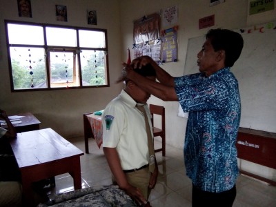 kepedulian-kepala-sekolah-akan-kerapian-siswanya