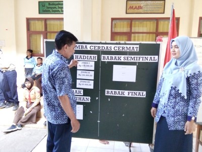 kepala-smpm-5-bersama-wakasek-menata-hadiah-lomba