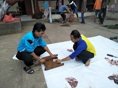 pemotongan-daging-kurban-oleh-kepala-smpm-5
