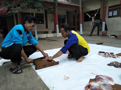 kepala-smpm-5-didampingi-salah-satu-guru-melakukan-pemotongan-daging-kurban