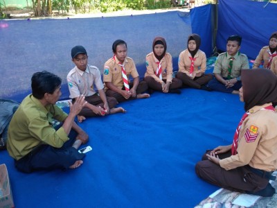 kepala smpm5-memberikan-motivasi-pada-peserta-persami