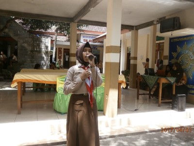 penampillaan-siswi-smpm 5 slg--dalam-menghibur-para-bakal-caalon-siswa-baru-inden-yang-datang