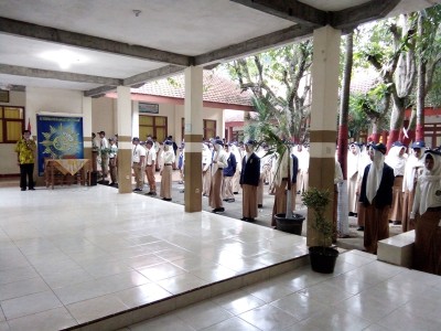 Kepala SMPM 5 memberikan sambutan apel pagi