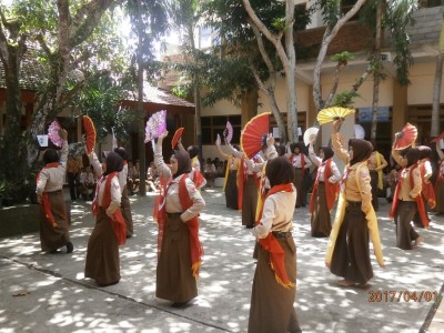 tarian-gandrung-siswi-smpm-5-slg--dalam-menghibur-para-bakal-caalon-siswa-baru-inden-yang-datang